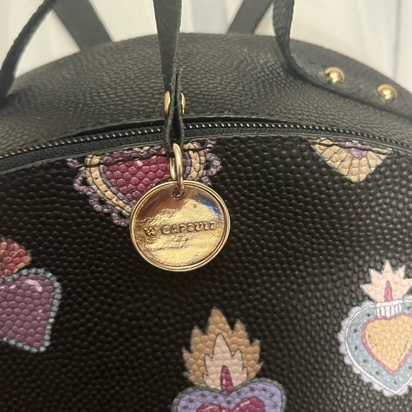 W Capsule Backpack with adjustable straps. Heart print on black material. - Picture 5 of 16